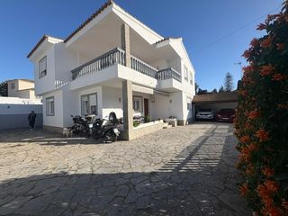 Chalet in Los Pinos. Exclusivo chalet independiente con piscina y gran parcela en col
