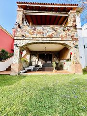 Chalet en San García. Chalet independiente con piscina y vistas al mar.