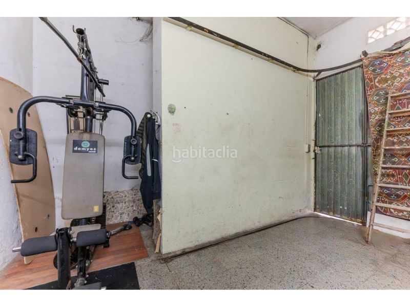Foto bc58ef57-fe07-4f30-a99e-1773e12e3902. Aparcament cotxe a Barri Vell Salt