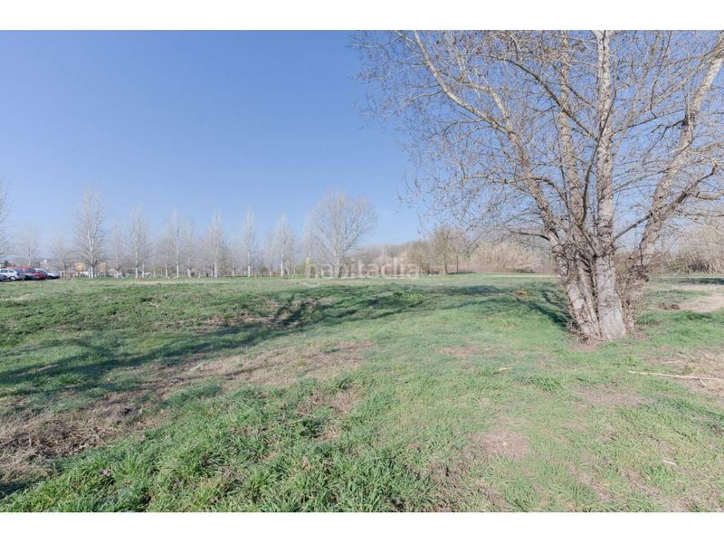Foto d001e34f-d6ca-4eee-b471-1c84d48ff112. Aparcament cotxe a Barri Vell Salt