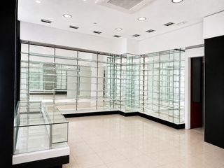 Lloguer Local Comercial  Carrer de sant antoni maria claret. Esquinero 2 escaparates a calle