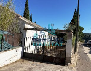 Casa en Calles. Chalet a reformar