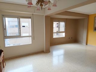 Pis a País Valencià. Piso en mislata de 112 m2 útiles con 3 habitaciones y ascensor.