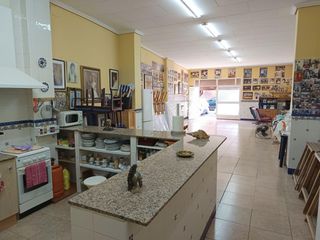 Geschäftsraum in Avenida de la Paz. Local de 94 m2 con persiana automática y vado.
