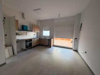 Pis a Camí Reial. Piso con terraza de 25m2 reformado