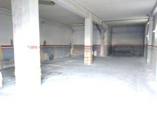 Business premise in El Río. Planta baja de 218 m2 para garaje o almacén en mislata