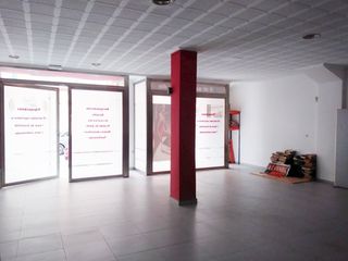 Local Comercial a Alaquàs. Local comercial de amplias dimensiones con ventanales de acero e