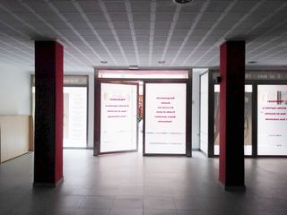 Business premise in Alaquàs. Local comercial de amplias dimensiones con ventanales de acero e