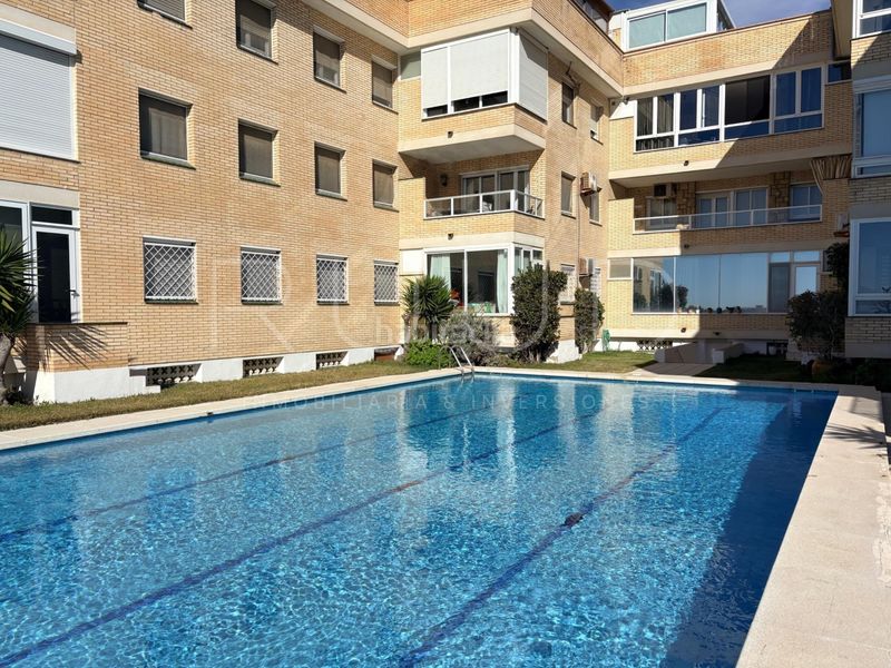 Foto 09f2b956-80e0-4987-ad76-f75be96f63b6. Pis amb calefacció aparcament piscina a Lluminetes Castelldefels