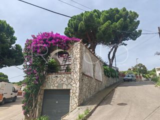 Haus  Carrer creueta. Exclusiva casa esquinera en una planta canet de mar