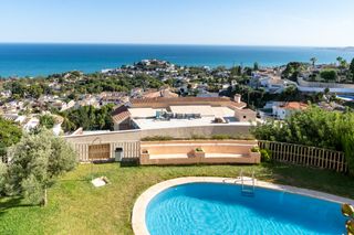 Etagenwohnung in Calle sierra bermeja 27. Apartamento con terraza, piscina y amplias vistas al mar.