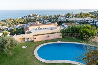 Etagenwohnung en Calle sierra bermeja 27. Apartamento con terraza, piscina y amplias vistas al mar.