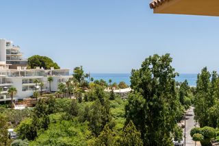 Piso  Avenida del higuer�n 50. Espectacular vivienda con vistas al mar, piscina, zona ajardinad
