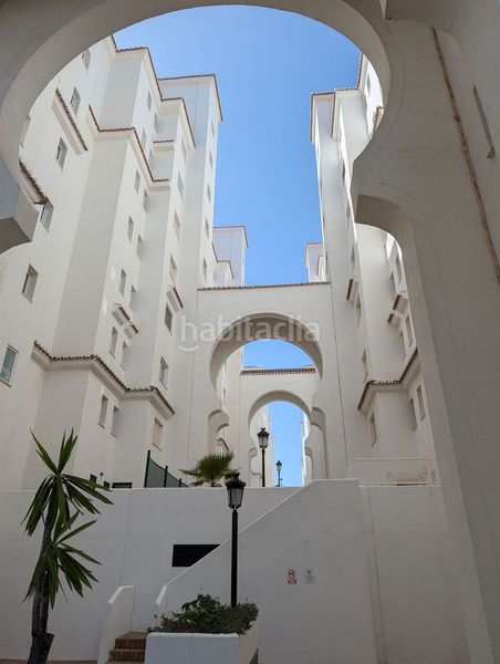 Foto b7d7b6d4-b48d-4c34-a534-7d11d337f0be. Apartament amb aparcament piscina a puerto de Estepona Estepona