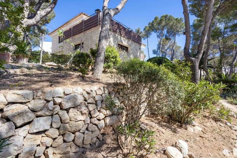 Foto fa6c9ae3-b1c6-4905-8f56-d3477ca6d3b8. Casa amb aparcament piscina a Costa de la Calma Calvià