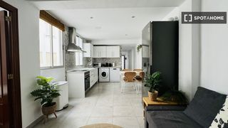 Rent Flat in La Raïosa. Piso en alquiler de 4 habitaciones en la creu coberta, valencia