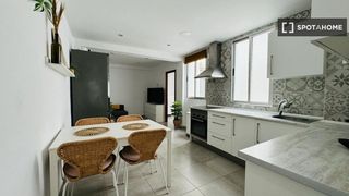 Rent Flat in La Raïosa. Se alquila piso de 4 habitaciones en la creu coberta.