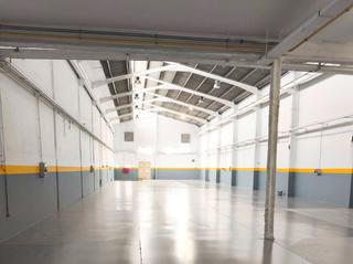 Miete Fabrikhalle in Manresà. Nave en badalona, con oficinas y patio