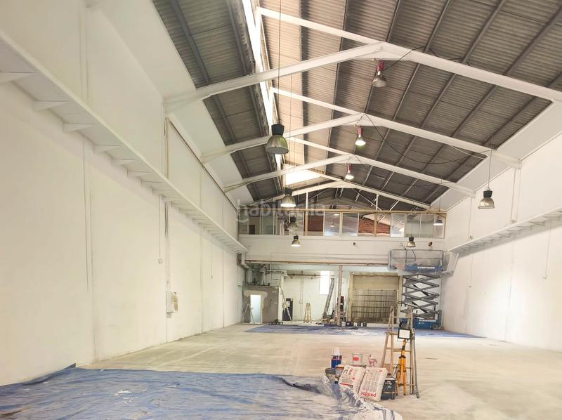 Foto aa37bd27-ac1e-484e-a060-f0c647a96d7d. Alquiler nave industrial nave diáfana, con patio y oficinas, en Badalona