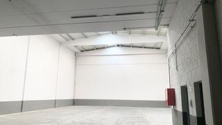 Miete Fabrikhalle in Polinyà. Nave industrial con oficinas en excelente estado: