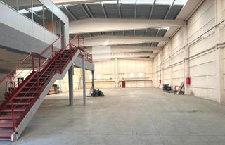 Affitto Capannone industriale in Santa Maria-Terra Nostra. Montcada i reixac nave con oficina y patio frontal