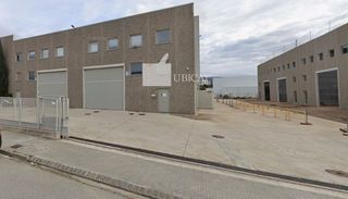 Lloguer Nau industrial a Can Vinyals. Esparreguera nave con muelle de carga exterior