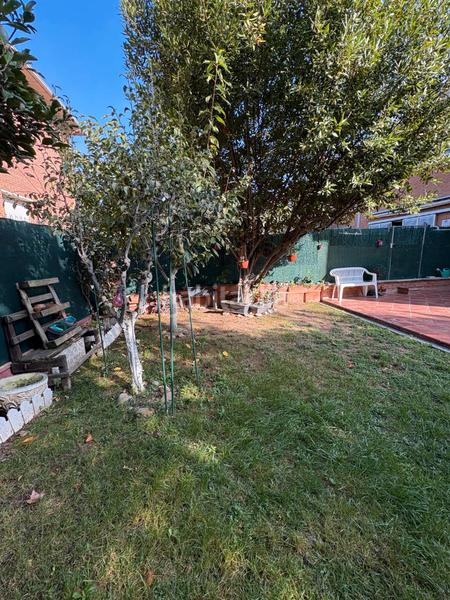 Foto b2af48d2-1a83-440d-9755-6d89cead5d21. Reihenhaus mit kamin heizung parking in Tona