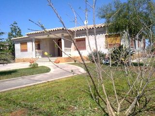 Chalet en Avenida Alemania-Italia. Villa venta en villarrealvilareal zona madrigal, 300 m., 6 hab.