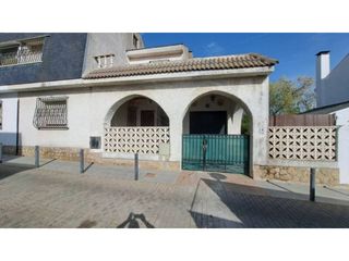 Casa a schiera in Moraleja de Enmedio. Chalet adosado en venta en moraleja de enmedio