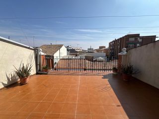 Chalet à Calle córdoba 14. Casa amplia con garaje doble, cocina campera, terraza y chimenea