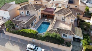 Xalet en Torre de la Horadada. Dos villas independientes en una misma parcela cerca del mar  un