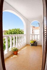 Apartament a Nueva Torrevieja. Apartamento con orientación sur y piscinas comunitarias en calas
