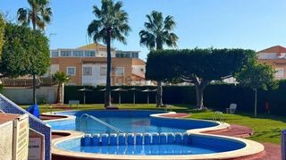 Casa en Zona Carrefour - Urbanizaciones. Bungalow en planta alta con sol�rium privado en torrevieja
