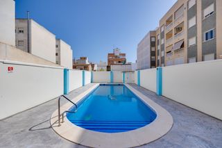 Apartament  Calle san lorenzo 4. Apartamento céntrico en torrevieja  2 dormitorios, piscina,  par
