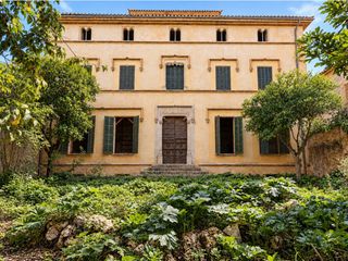 Chalet in Sineu. Palacete histórico con jardín y torreón en el casco antiguo de s
