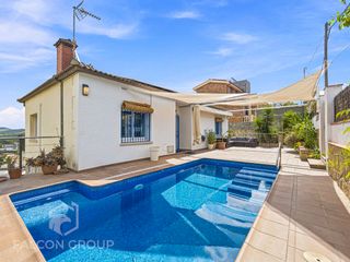 Chalet  Carrer núria. Casa reformada con vistas, piscina y máxima eficiencia energétic