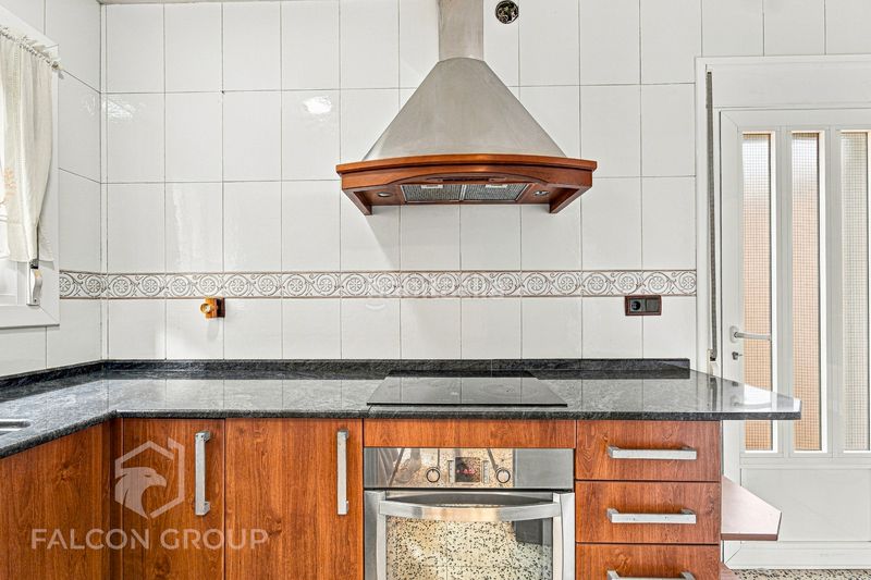 Foto 49f552e2-9122-49a9-bb45-cec34f5da593. Casa aparellada amb aparcament a Llevant Reus