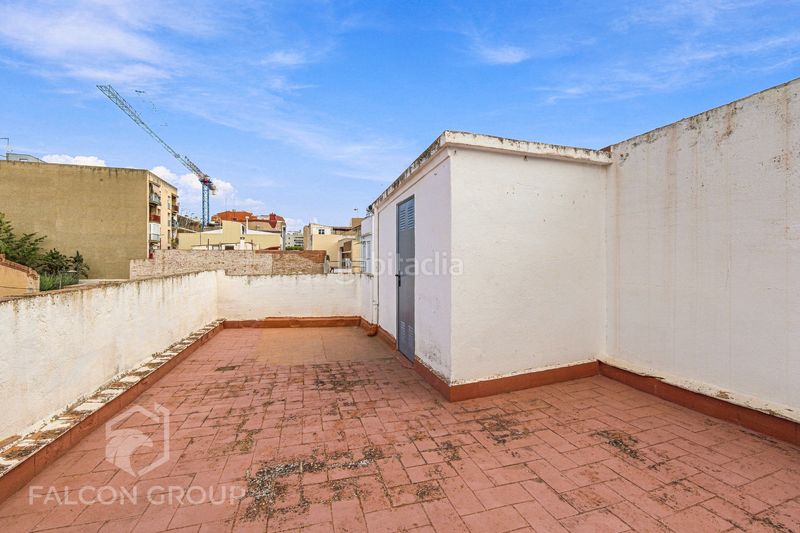 Foto 744d357c-8570-41dd-828c-70412c9b2358. Casa aparellada amb aparcament a Llevant Reus