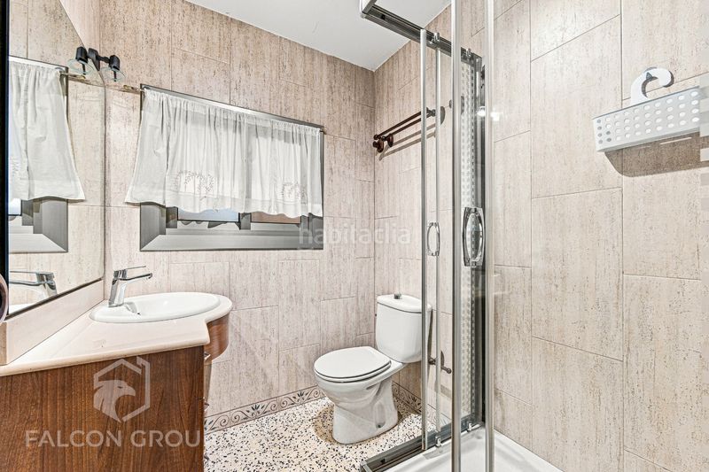 Foto fd05fe7a-78e6-4659-bde8-dada43485e4a. Casa aparellada amb aparcament a Llevant Reus