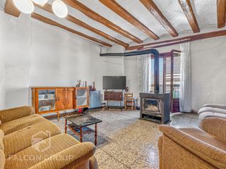 Casa  Plaça del comerç. Amplia vivienda de 514 m² en la plaza del centro del pueblo