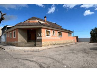 Xalet  Avenida fontilles. Gran casa familiar con terreno contiguo y muchas posibiliades