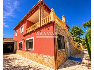 Chalet à Oliva Nova. Chalet independiente en venta en la playa