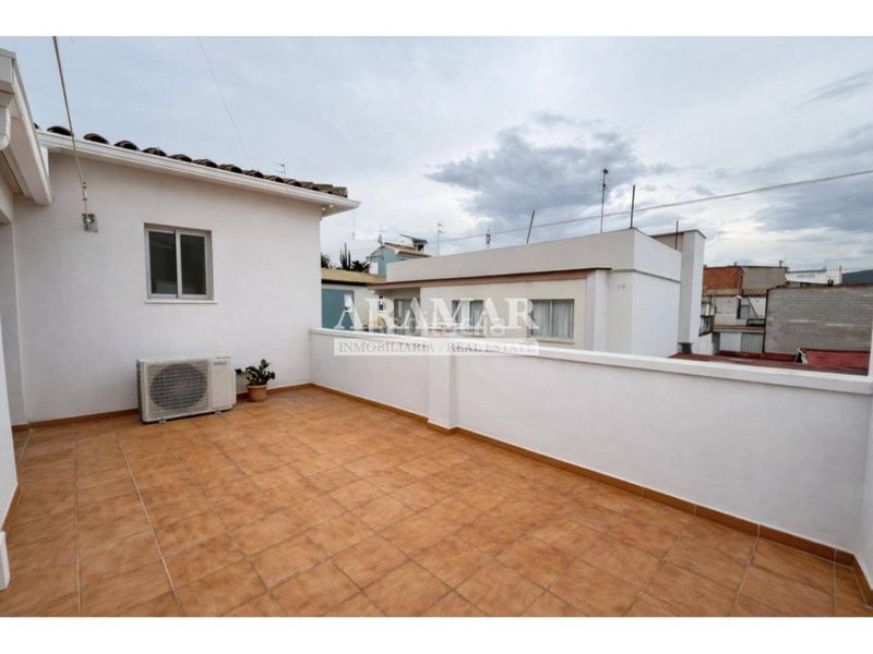 Foto 420ff8c4-6b7a-493c-b701-47f5f5101aa4. Casa a calle carolina sala 14 a Pego