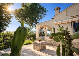 Chalet in Calle devesa 33. Chalet mediterráneo con amplio jardín y muchas posibilidades