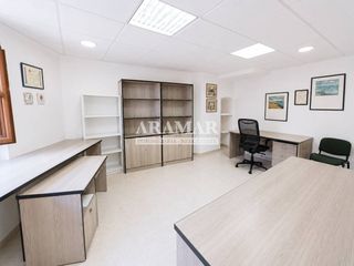 Büro  Calle sants metges. Oficina en esquina con excelente visibilidad y oportunidad de ne