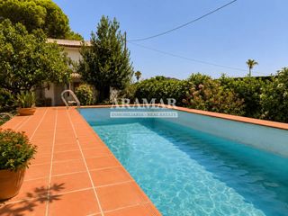 Chalet in Pego. Chalet independiente con piscina, amplia parcela y espectaculare