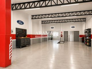 Fabrikhalle  Avenida alcoi. Amplio taller mecánico con gran superficie, acceso para vehículo