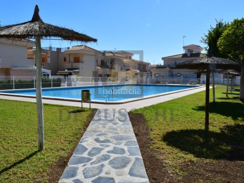 Foto 2ed6f1e2-13c5-432a-bbdd-671e8c58f300. Casa amb piscina a Playa Flamenca Orihuela