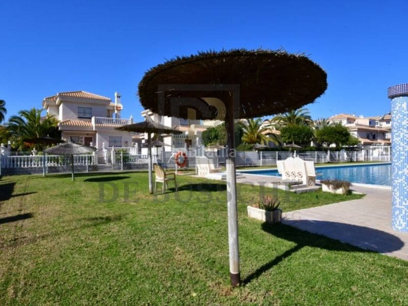 Foto bdf84e15-1760-4359-8a72-ed3646c583b8. Casa amb piscina a Playa Flamenca Orihuela