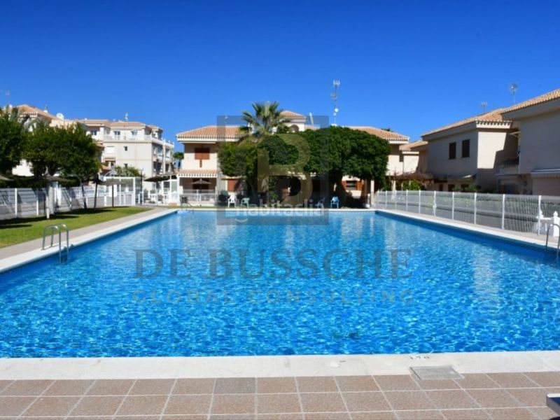 Foto c9b6d772-fd20-42db-9922-5e1ca0e4f5ae. Casa amb piscina a Playa Flamenca Orihuela